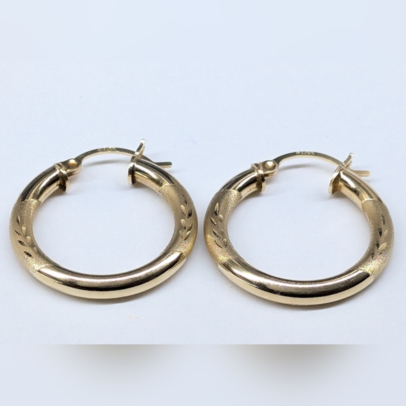 14k Yellow Gold Diamond Cut 3.5mm Hollow 1.1" Hoop Earrings 3g - Picture 4 of 8